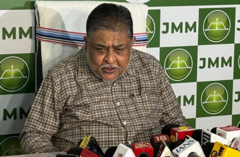 बाबूलाल मरांडी ने DGP अनुराग गुप्ता को कहा ‘वर्दी वाला गुंडा’, सुप्रियो भट्टाचार्य का तंजः ‘इन्हें बना दो RAW का चीफ’