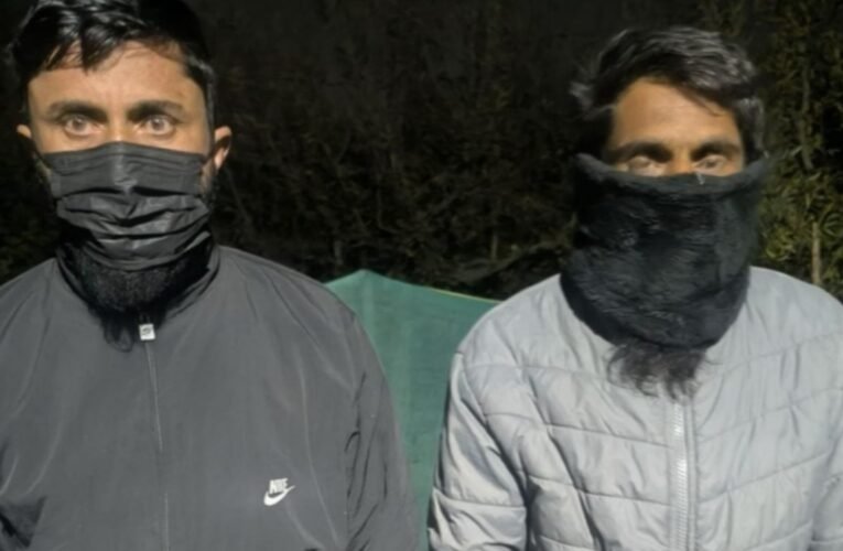 सोपोर में संयुक्त नाका चेकिंग के दौरान दो हाइब्रिड आतंकवादी गिरफ्तार, हथियार व गोला-बारूद बरामद