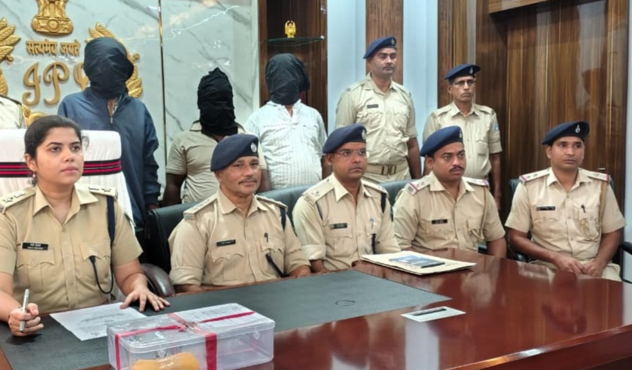 पाकुड़ पुलिस ने सोलागडिया गोलीकांड के तीन आरोपियों को गिरफ्तार किया, पिस्टल और कारतूस बरामद 3 20251114 150831