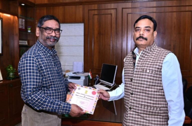 मुख्यमंत्री हेमन्त सोरेन को झारखंड हाईकोर्ट के सिल्वर जुबली समारोह में शामिल होने का निमंत्रण
