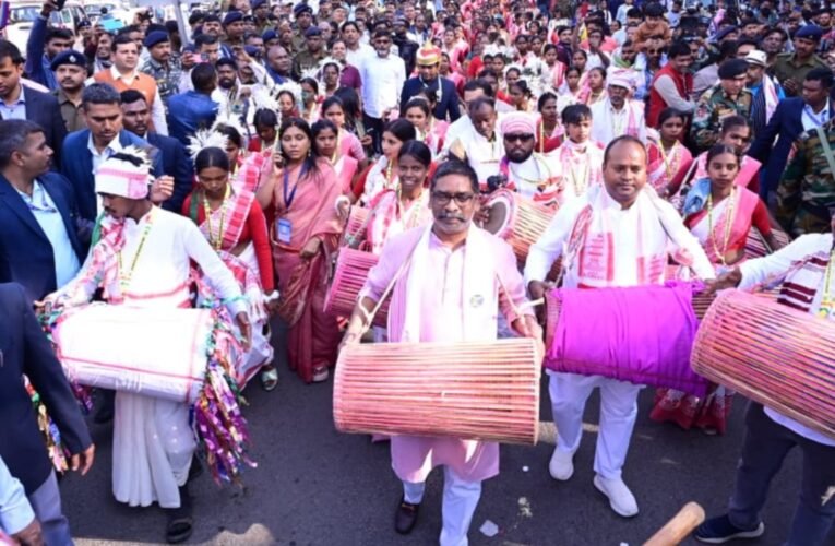 झारखंड स्थापना के 25वें वर्षगांठ पर रांची में भव्य “झारखंड जतरा” का आयोजन, मुख्यमंत्री हेमन्त सोरेन ने ढोल-नगाड़ा बजाकर की शिरकत