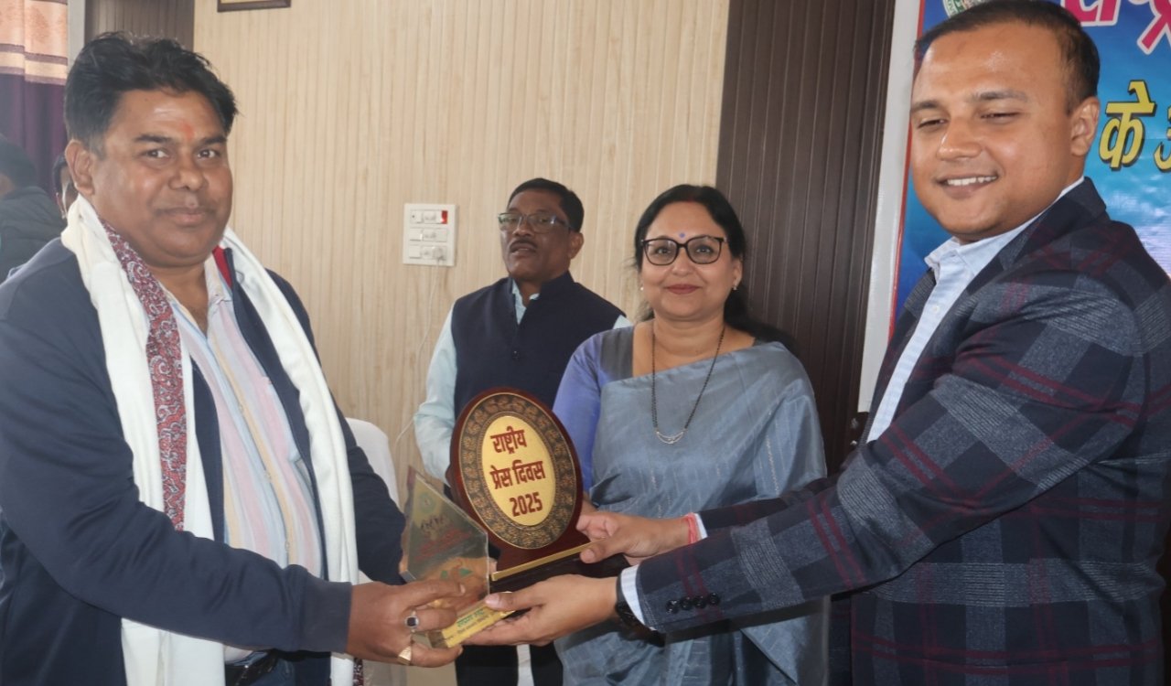 राष्ट्रीय प्रेस दिवस पर सिमडेगा में संगोष्ठी: भ्रामक सूचनाओं के बीच प्रेस की विश्वसनीयता पर चर्चा 1 20251116 202048