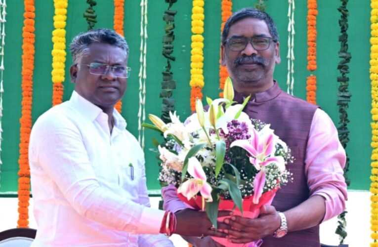 घाटशिला के नवनिर्वाचित विधायक सोमेश सोरेन ने मुख्यमंत्री हेमन्त सोरेन से की मुलाकात