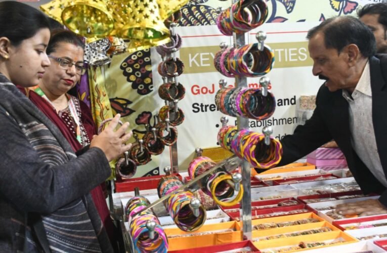 आईआईटीएफ 2025: झारखंड पैविलियन में महिला-निर्मित उत्पाद बने आकर्षण का केंद्र, तसर सिल्क लाइव डेमो ने खींचा सबका ध्यान