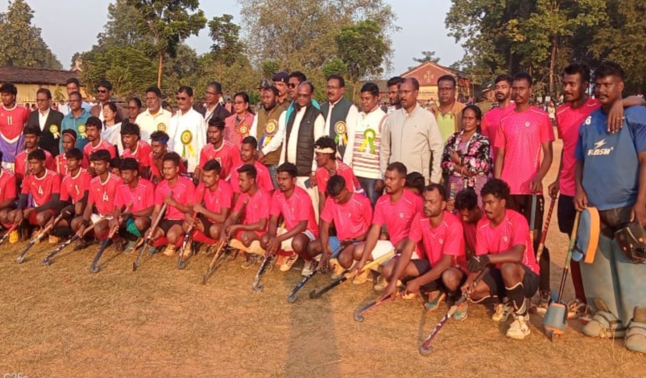 कुरडेग (झारखंड) ने जीता फादर रेने देबक मेमोरियल हॉकी टूर्नामेंट, तोरपा विधायक सुदीप गुड़िया बोले – अनुशासन ही सफलता की कुंजी 4 20251117 212244