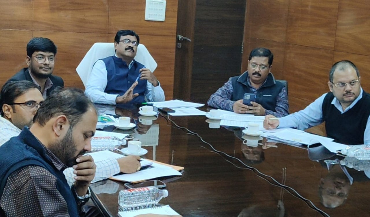 मतदाता सूची की पैतृक मैपिंग में तेजी लाने के निर्देश, CEO के. रवि कुमार ने की ईआरओ के साथ समीक्षा बैठक 20251118_142136