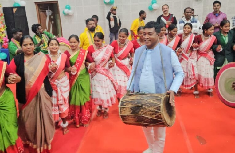 सिमडेगा: विधायक भूषण बाड़ा के मांदर की थाप पर थिरकता पूरा अखरा, डीजे की जगह ले रही आदिवासी संस्कृति
