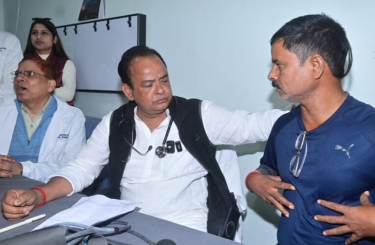 स्वास्थ्य मंत्री इरफान अंसारी ने अचानक किया RIMS का निरीक्षण, खुद OPD में बैठकर किया मरीजों का इलाज, प्राइवेट प्रैक्टिस पर दी सख्त चेतावनी