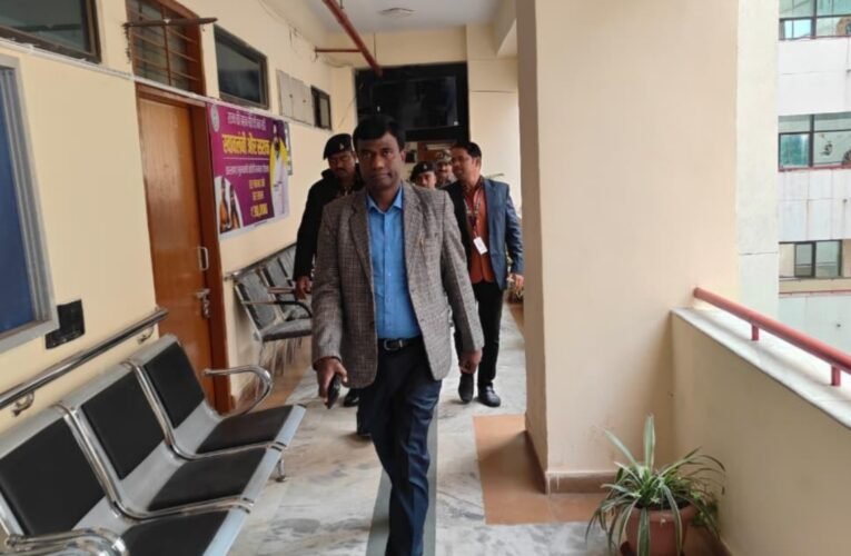 रांची उपायुक्त ने सामान्य शाखा का किया औचक निरीक्षण, अनुपस्थित लिपिक को जारी किया कारण बताओ नोटिस