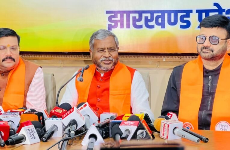 पूर्व डीजीपी अनुराग गुप्ता पर बाबूलाल मरांडी का तीखा हमला: वसूली, तस्करी, खनन माफिया और भ्रष्टाचार में संरक्षण का आरोप