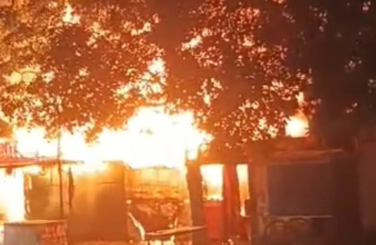 बोकारो में स्ट्रीट शॉप्स में भीषण आग, दर्जनों ठेले-गुमटी जलकर राख, लाखों का नुकसान
