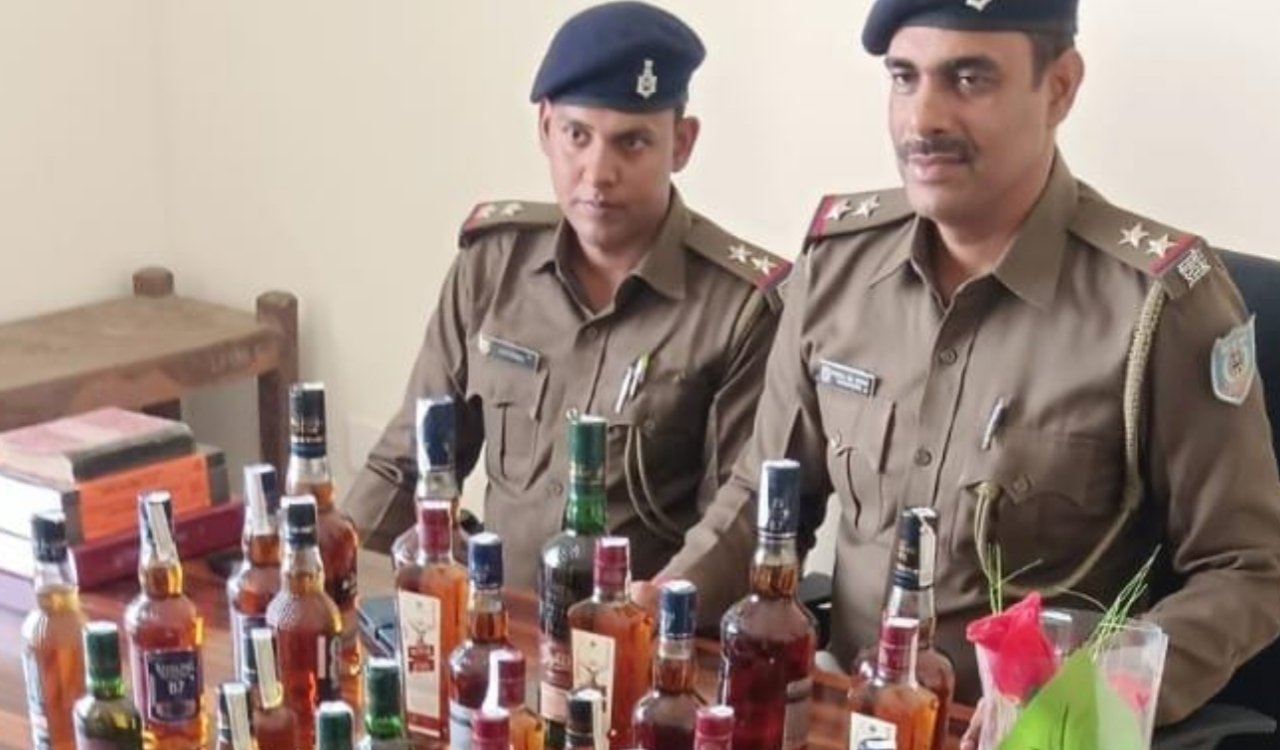 बलबड्डा चौक के पास पुलिस ने जब्त की 31 बोतल अवैध अंग्रेजी शराब, स्कूटी सवार फरार 6 20251120 191933