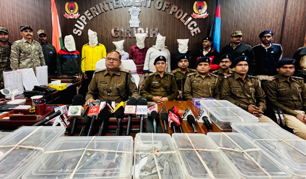गिरिडीह में अवैध हथियार फैक्ट्री का भंडाफोड़, 5 गिरफ्तार, मुख्य सरगना फरार 7 20251120 192456