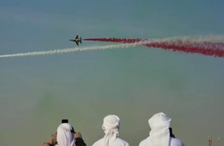 दुबई एयर शो में भारतीय तेजस लड़ाकू विमान क्रैश, पायलट की स्थिति अज्ञात