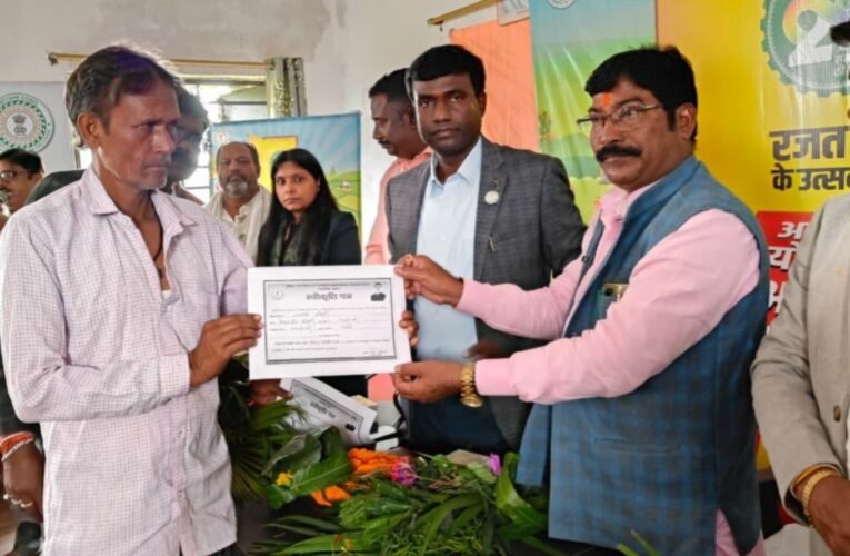 आपकी योजना, आपकी सरकार, आपके द्वार कार्यक्रम के तहत ऊपर कोनकी पंचायत में भव्य शिविर का आयोजन, उपायुक्त व विधायक ने किया परिसंपत्ति वितरण