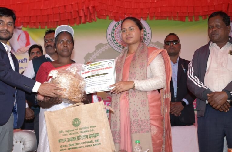 मांडर और बेड़ो में मशरूम उत्पादन एवं मधुमक्खी पालन प्रशिक्षण कार्यक्रम संपन्न, महिलाओं को मिले मशरूम बैग और बी-किट