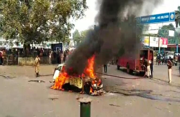 जमशेदपुर : टाटानगर स्टेशन के मुख्य गेट के बाहर कार में अचानक लगी आग, मची अफरा-तफरी