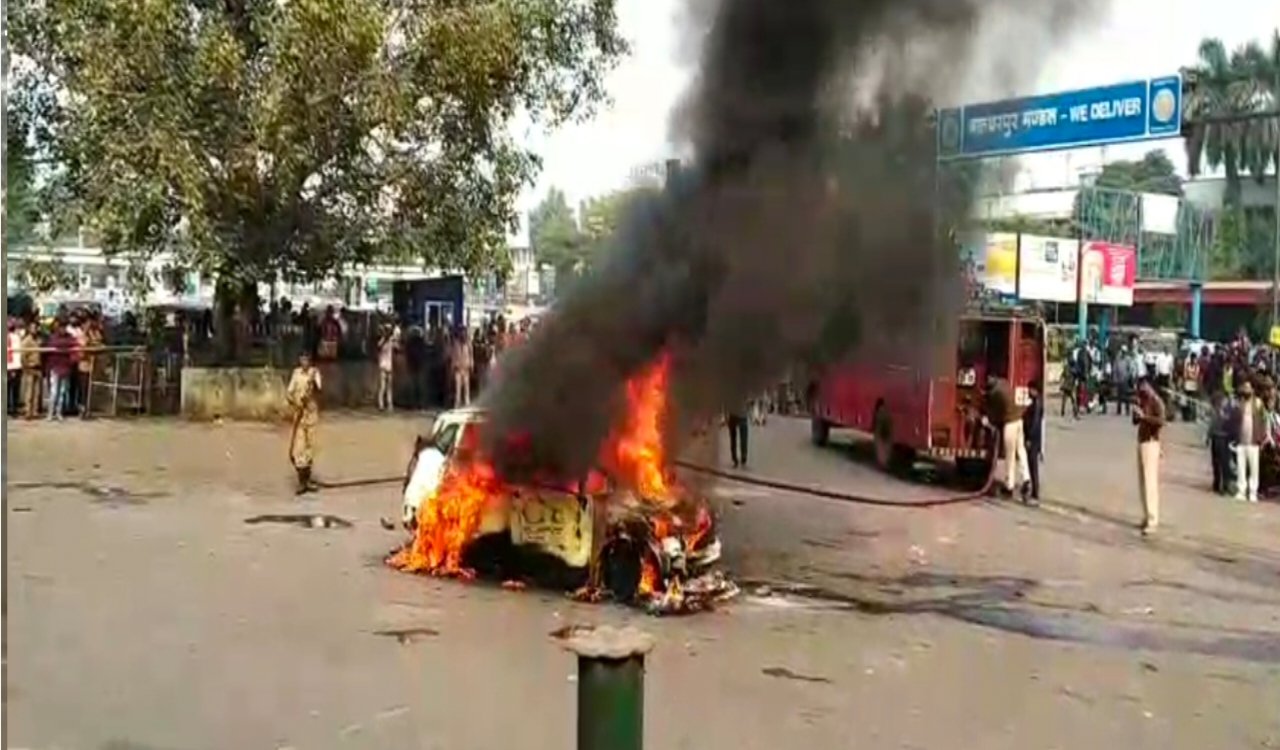 जमशेदपुर : टाटानगर स्टेशन के मुख्य गेट के बाहर कार में अचानक लगी आग, मची अफरा-तफरी 8 20251122 124136