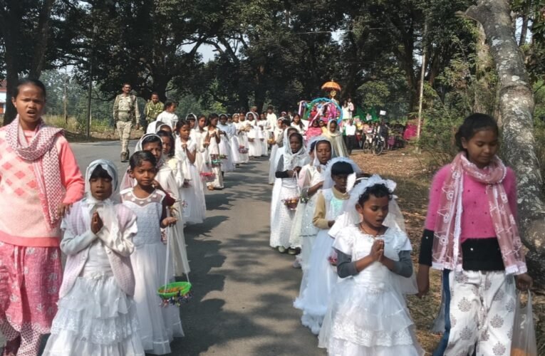 सिमडेगा में धूमधाम से मनाया गया ख्रीस्त राजा पर्व, हजारों लोगों ने निकाली भव्य शोभायात्रा
