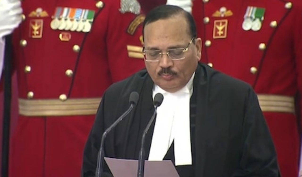 जस्टिस सूर्यकांत ने संभाला भारत के 53वें मुख्य न्यायाधीश का पद 20251124_105956