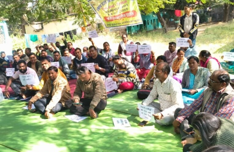 जेएसएलपीएस कर्मियों की अनिश्चितकालीन हड़ताल पांचवें दिन भी जारी, कई सरकारी योजनाएं ठप