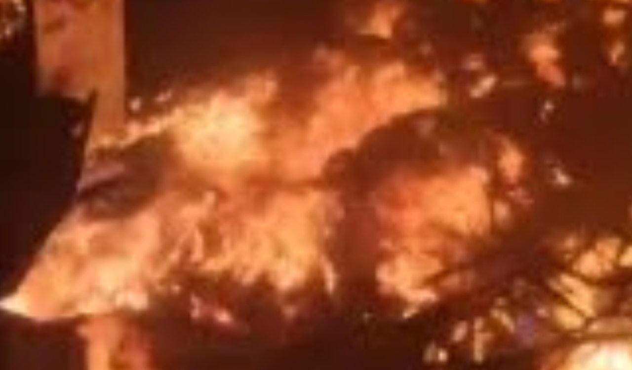 भिवंडी में तीन सिलाई फैक्टरियों में भीषण आग, लाखों का नुकसान, कोई हताहत नहीं 20251126_083952