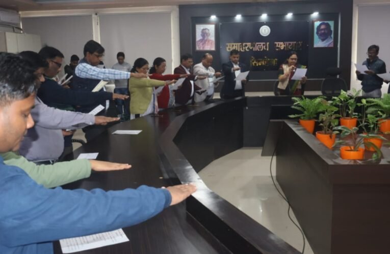 सिमडेगा : संविधान दिवस पर समाहरणालय सभागार में उत्साहपूर्वक पढ़ी गई संविधान की प्रस्तावना