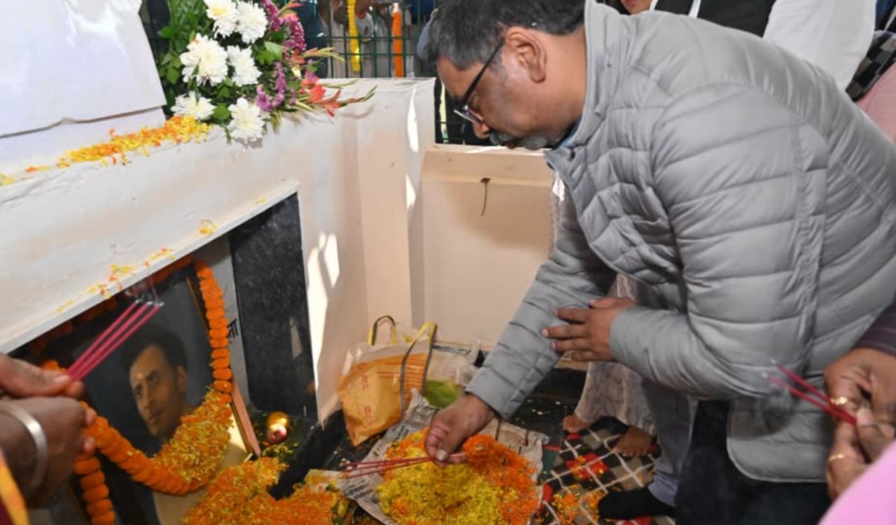 मुख्यमंत्री हेमन्त सोरेन ने शहीद सोबरन सोरेन के 68वें शहादत दिवस पर दी श्रद्धांजलि 6 20251127 204259