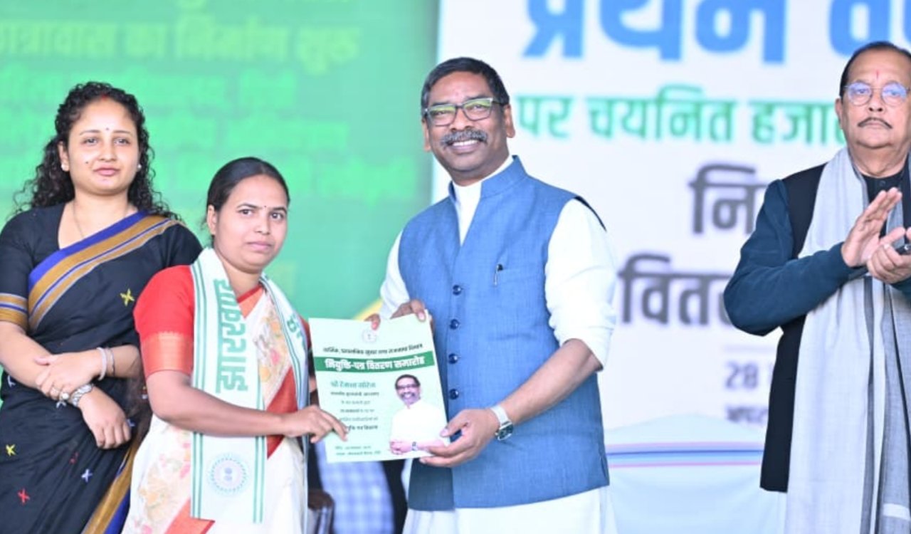 झारखंड सरकार के दूसरे कार्यकाल का पहला वर्ष पूरा : रांची के मोरहाबादी मैदान में भव्य राज्यस्तरीय समारोह, CM हेमन्त सोरेन ने 8,792 युवाओं को सौंपा नियुक्ति पत्र 6 20251128 195338