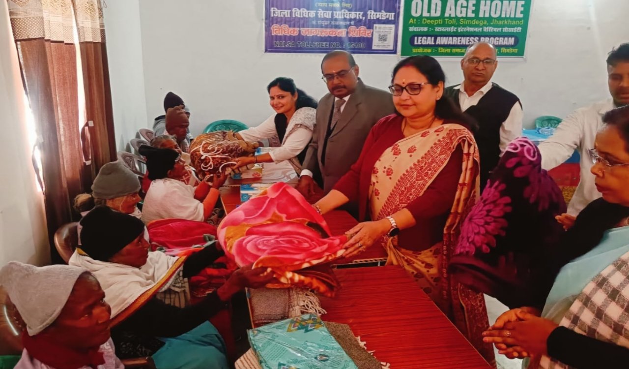 ओल्ड एज होम में डालसा का ‘सेवा संकल्प’ कार्यक्रम, बुजुर्गों को बांटे कम्बल-गर्म कपड़े, वॉकर-इन्वर्टर और फल 6 20251130 070742