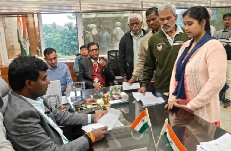 उपायुक्त के जनता दरबार में उमड़ी फरियादियों की भीड़, कई मामलों का मौके पर निपटारा