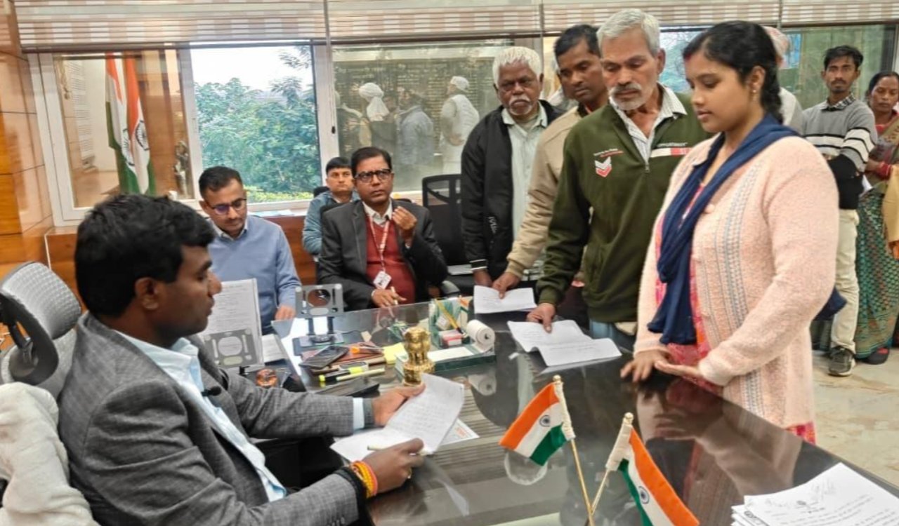 उपायुक्त के जनता दरबार में उमड़ी फरियादियों की भीड़, कई मामलों का मौके पर निपटारा 5 20251201 220835