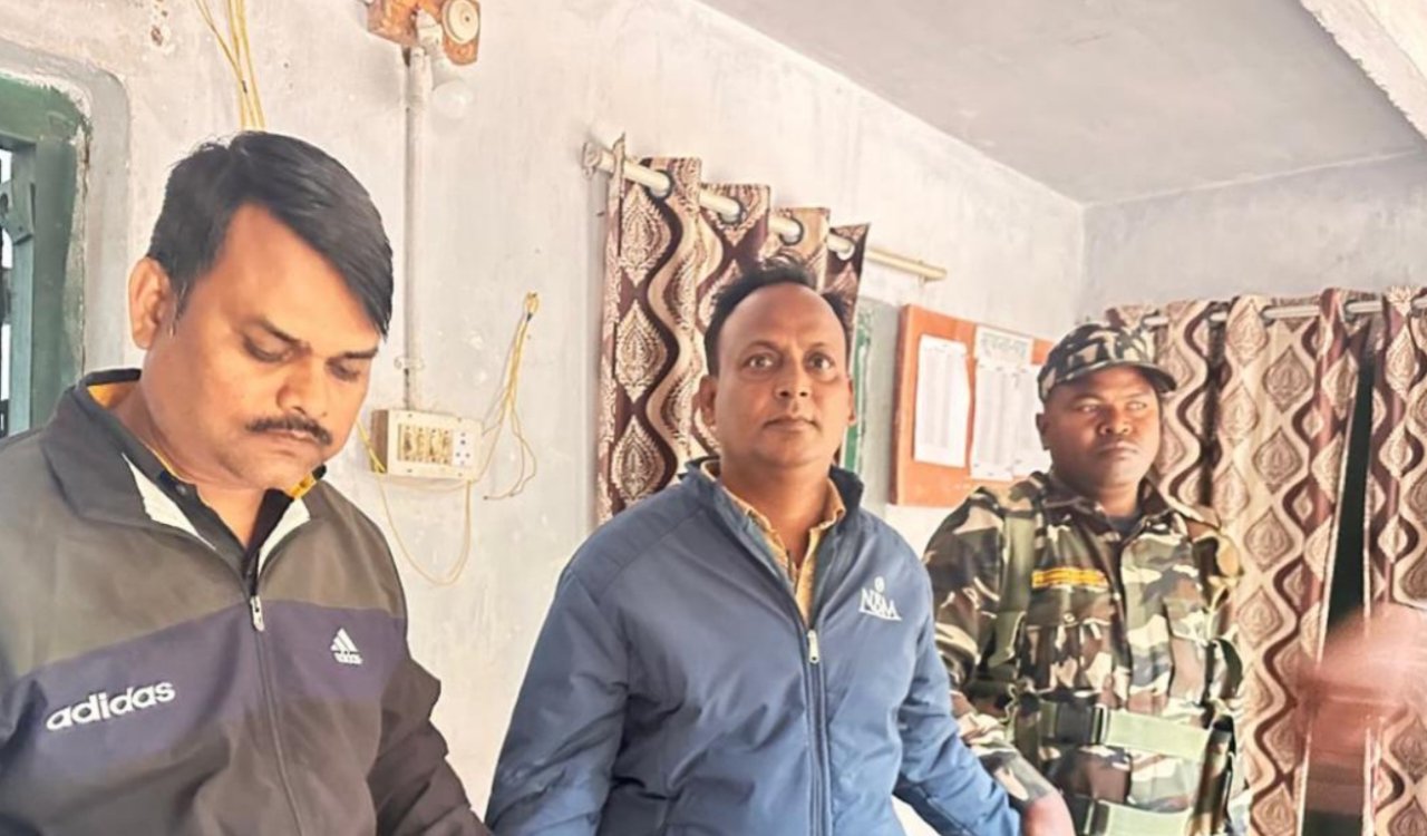 ACB की बड़ी कार्रवाई, होम गार्ड मुंशी 5 हजार रुपये रिश्वत लेते रंगेहाथ पकड़ा गया 6 20251202 203602