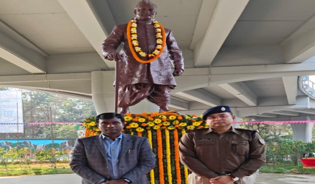 डॉ. राजेंद्र प्रसाद की जयंती पर उपायुक्त एवं एसएसपी ने दी श्रद्धांजलि 2 20251203 140311