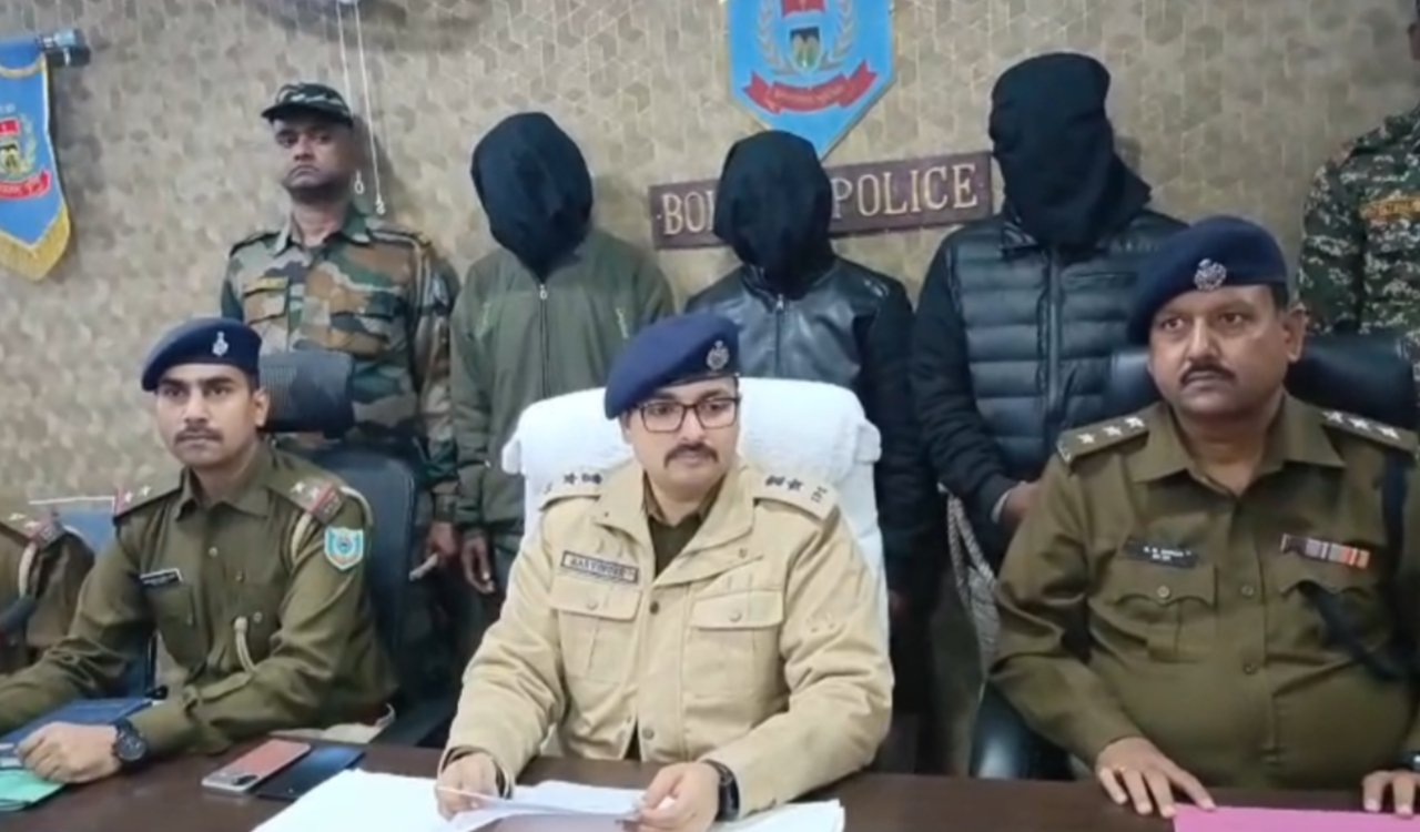 बोकारो पुलिस को बड़ी सफलता: ओडिशा का अंतर्राज्यीय झपटमार गिरोह धराया, 3 आरोपी गिरफ्तार 6 20251203 151157