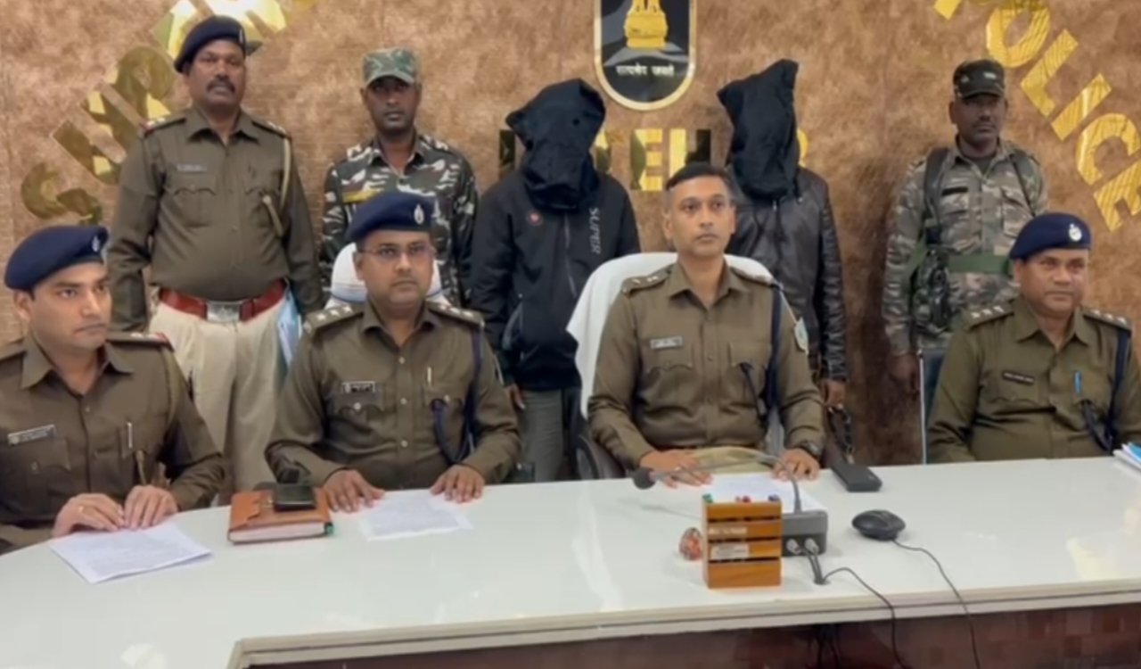 लातेहार पुलिस को बड़ी सफलता : 2 लाख इनामी JJMP एरिया कमांडर सुनील उराँव उर्फ मंटू सहित दो उग्रवादी गिरफ्तार 6 20251203 152525