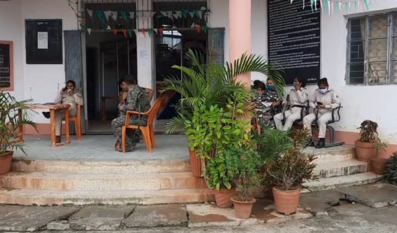 लापरवाही और पैसे की मांग के आरोप में गई नवजात की जान, ग्रामीणों में आक्रोश 6 20251203 153308