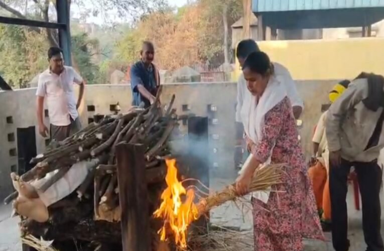 बोकारो में बहू ने निभाया बेटे का फर्ज, ससुर को दी मुखाग्नि, बेटा-बेटियाँ ने मुखाग्नि देने से किया इनकार