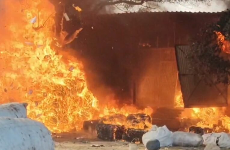 झरिया के सिंह नगर में कचरा गोदाम में भीषण आग, 70-80 लाख का नुकसान, 15 फायर टेंडर ने पाया काबू