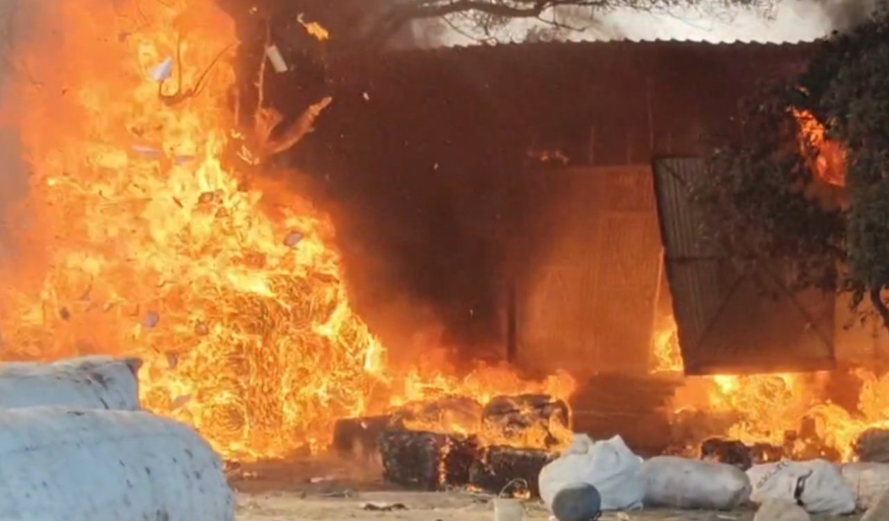 झरिया के सिंह नगर में कचरा गोदाम में भीषण आग, 70-80 लाख का नुकसान, 15 फायर टेंडर ने पाया काबू 6 20251205 184935