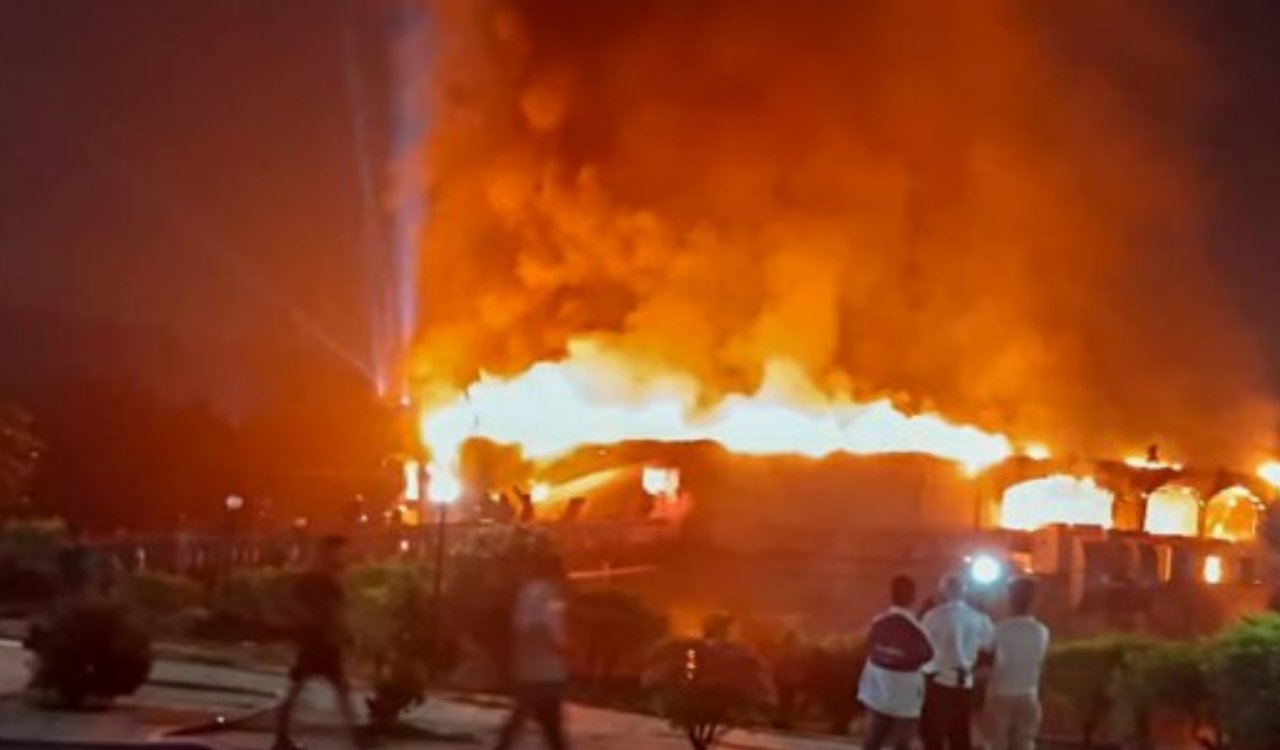 गोवा: अरपोरा के बिर्च नाइट क्लब में भीषण आग, 25 की मौत, 7 घायल; मालिक गिरफ्तार, मैजिस्ट्रेट जांच के आदेश 1 20251207 114148