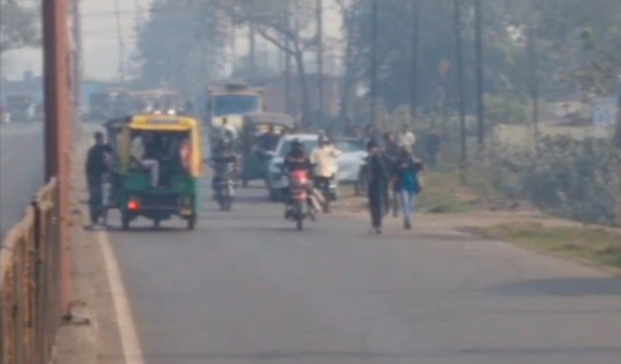 धनबाद: केंदुआडीह में जहरीली गैस रिसाव से हाहाकार, 6 हजार से अधिक लोग खतरे में ,भोपाल जैसी त्रासदी की आशंका, NH-रांची मार्ग भी जोखिम में 1 20251207 144143