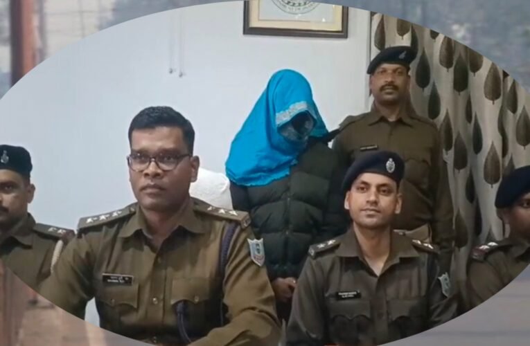 चाईबासा: जीवन प्रमाण पत्र अपडेट के नाम पर रिटायर्ड बैंककर्मी से 16.92 लाख रुपये की साइबर ठगी, देवघर से आरोपी गिरफ्तार