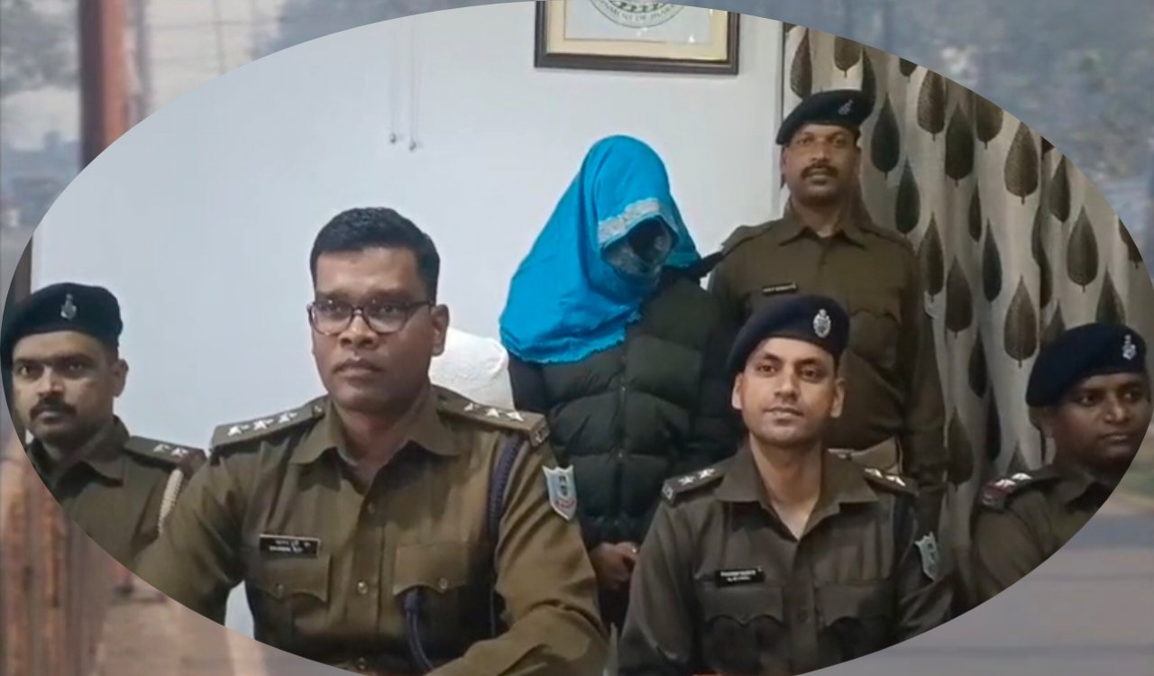 चाईबासा: जीवन प्रमाण पत्र अपडेट के नाम पर रिटायर्ड बैंककर्मी से 16.92 लाख रुपये की साइबर ठगी, देवघर से आरोपी गिरफ्तार 1 20251207 145242