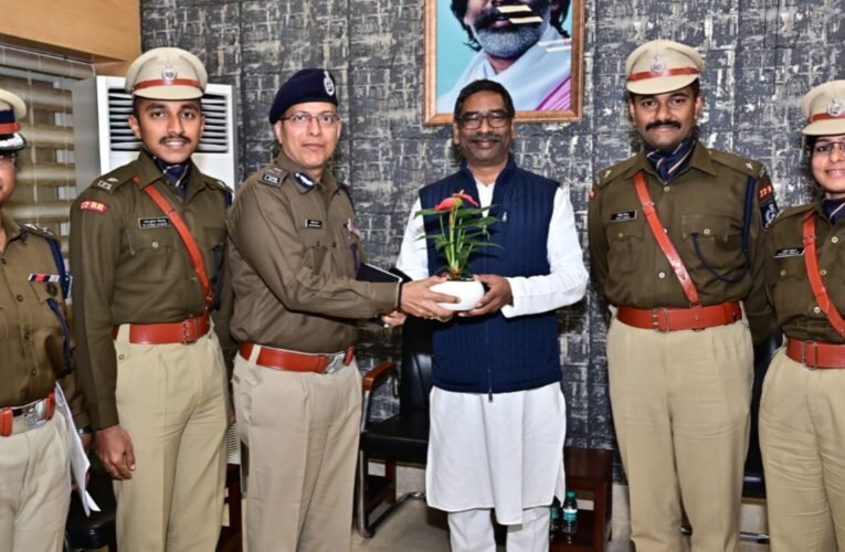 मुख्यमंत्री से नवागत IPS अधिकारियों ने की शिष्टाचार भेंट