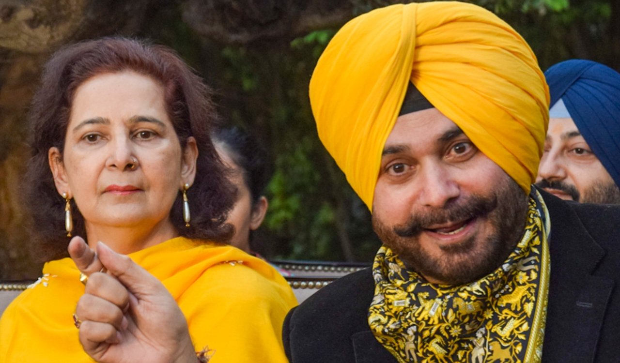 पंजाब कांग्रेस में भूचाल: नवजोत कौर सिद्धू पार्टी से निलंबित, करोड़ों की डील का लगाया था आरोप 2 20251209 174832