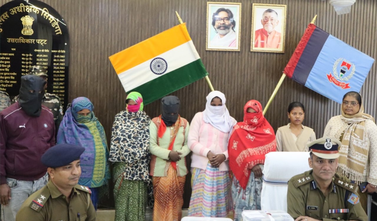 सिमडेगा: अंतरराज्यीय महिला पॉकेटमार गिरोह के 6 सदस्य गिरफ्तार, क्रिसमस मेले में वारदात की थी योजना 1 20251210 202227
