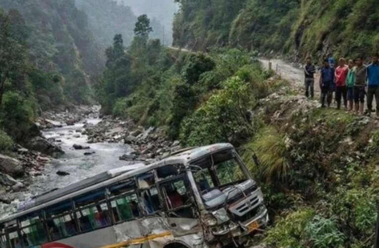 अनजाव में भीषण सड़क हादसा: असम के 21 मजदूरों से भरा ट्रक 500 फीट गहरी खाई में गिरा, 14 की मौत, सर्च ऑपरेशन जारी