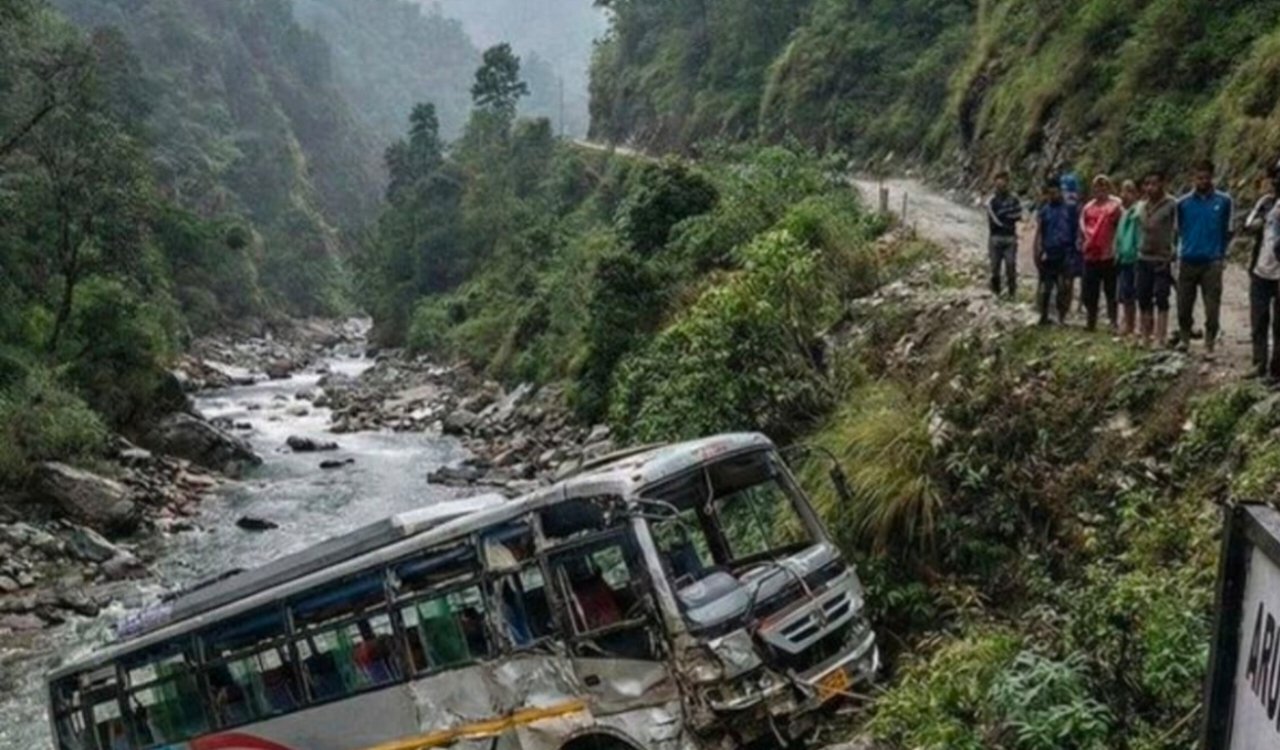 अनजाव में भीषण सड़क हादसा: असम के 21 मजदूरों से भरा ट्रक 500 फीट गहरी खाई में गिरा, 14 की मौत, सर्च ऑपरेशन जारी 1 20251211 170546