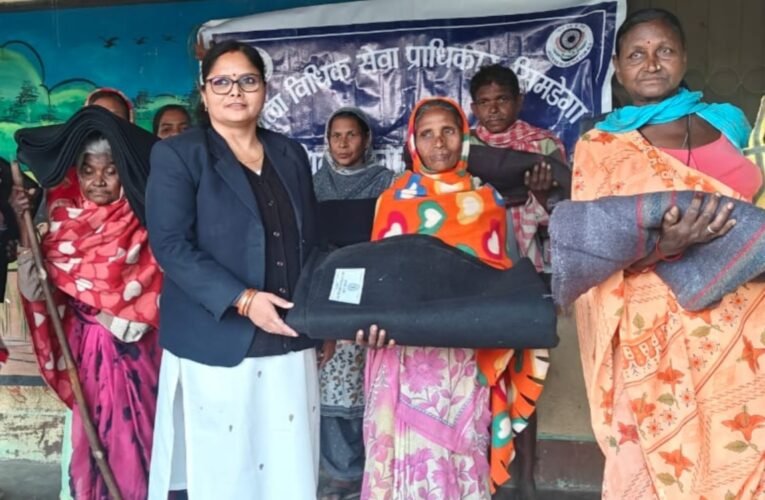 सिमडेगा : कड़ाके की ठंड में गरीबों को राहत, डालसा ने जरूरतमंदों को बांटे कंबल